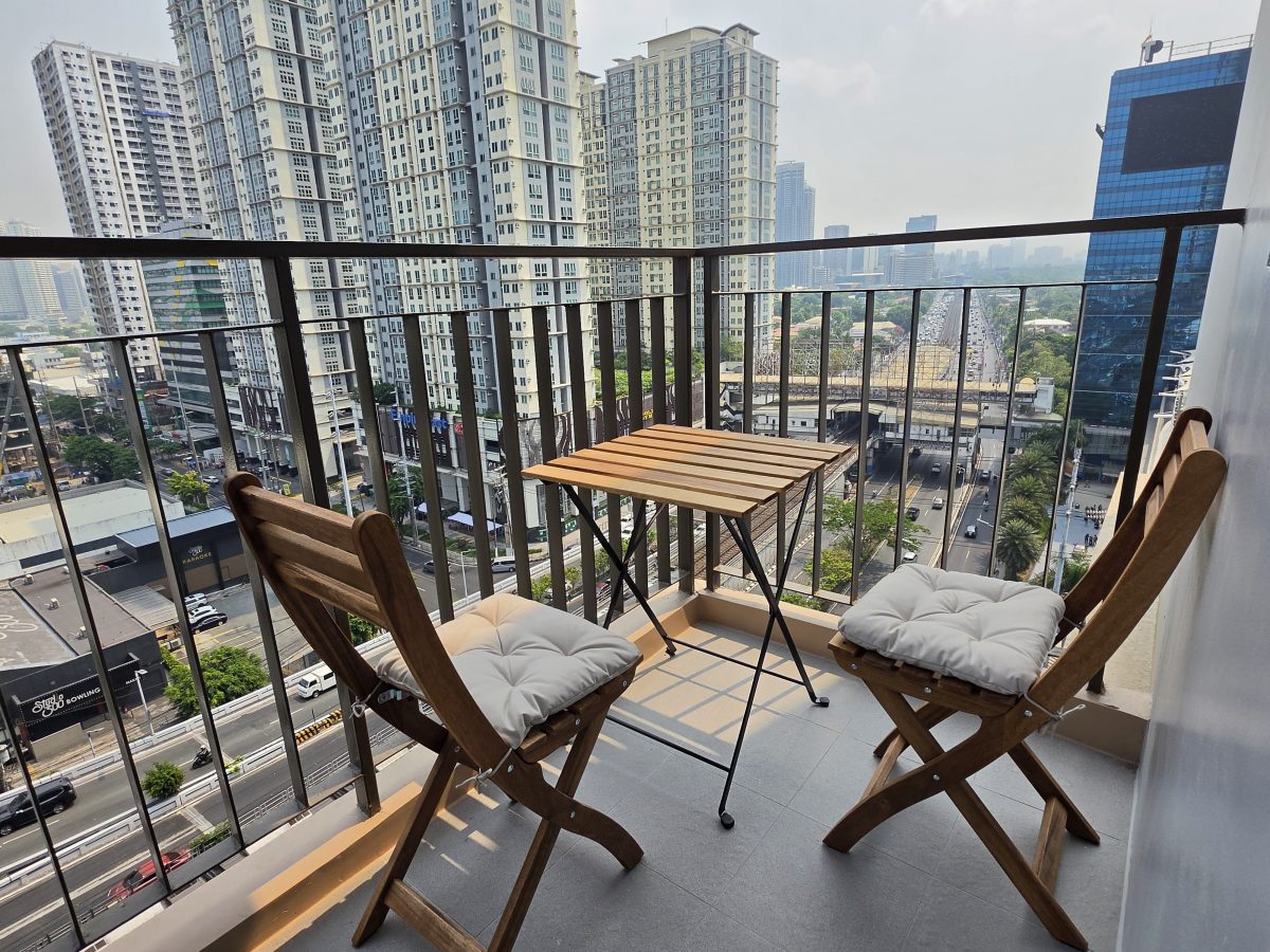 Spacious 2BR Makati Condo | MRT | WiFi + Washer